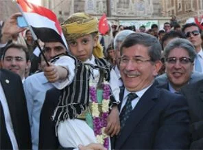 Davutoğlu'na coşkulu karşılama