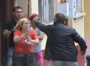 Dayak yiyen genci kadınlar kurtardı - Video