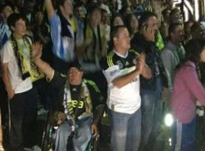 F.Bahçeli taraftarlar Alex'in evine koştu
