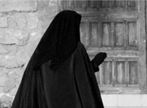 Fransa`da çarşaflı bayana çirkin saldırı