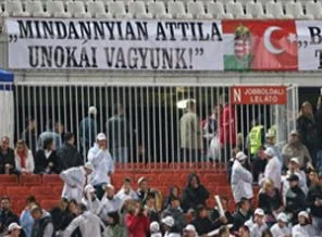 Macaristan maçtaki bu pankartı konuşuyor