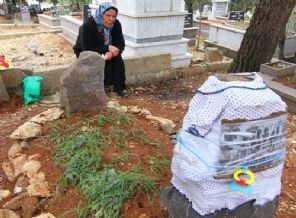 Melisa'nın mezarına bağlanan emzik
