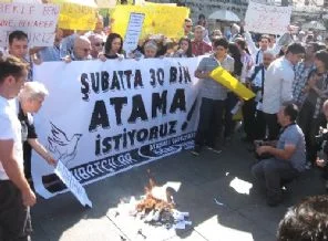 Öğretmen adayları diploma yaktı