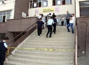 Okula bomba ve molotoflu saldırı