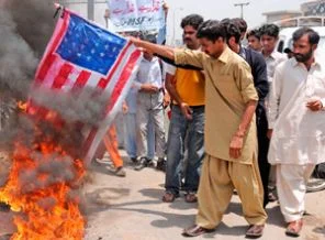 Pakistan'ın en karlı işi: Amerikan bayrağı imalatı