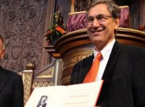 Pamuk'a Fransa'dan özel nişan