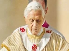 Papa 16. Benedikt bulduğunu kutsuyor