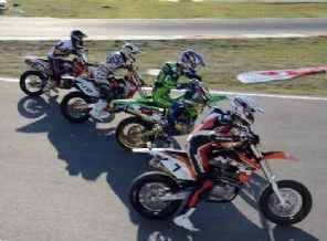 Süpermotocular şampiyonun pistini şenlendirdi