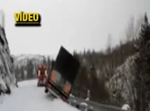 Tır ve çekici uçurumdan yuvarlandı