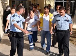 Yaralı yakınları, olay yerine gelen 112 ekiplerini darp etti