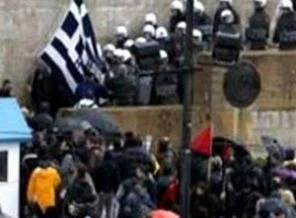 Yunan bayrağını alaşağı ettiler
