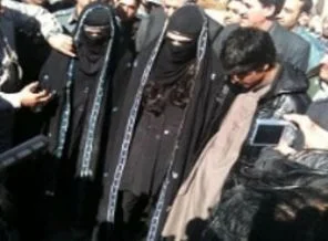 Afganistan'da, kadın elbisesi giyen intihar bombacıları yakalandı