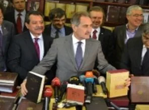 Bakan Günay, Süryanice ve Kürtçe kitapları tanıttı