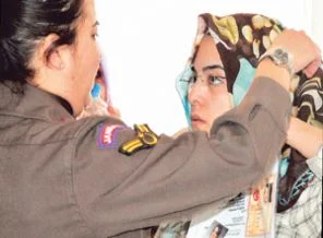 Başörtüsü yönetmelikle yasaklandı