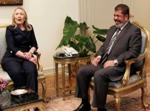 Clinton, Mısır lideri Mursi ile görüştü