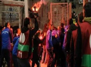 Fransız taraftarlar PKK bayrağı açtı