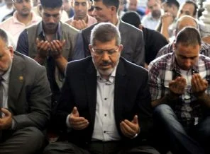 İsrail Gazze'ye saldırarak Mursi'yi test ediyor