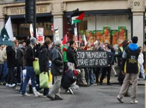 İsrail'in Londra Büyükelçiliği önünde protesto