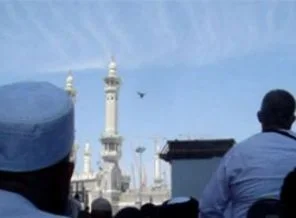 Kabe üzerindeki bulutlarda kelime-i tevhid yazısı