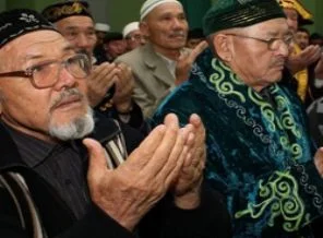 Kazakistan kamusal alanda namazı yasakladı!