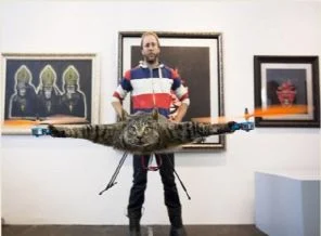 Kedisinden helikopter yaptı!