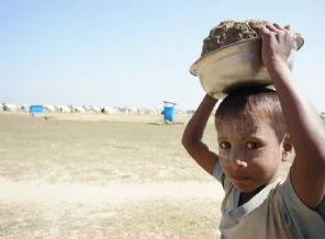Myanmar'a girebilen İHH yardım dağıtmaya başladı