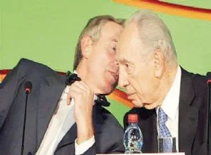 Şimon Peres'in ağzı kulaklarında !