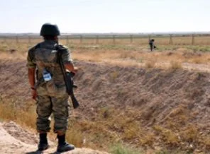 Suriye ordusundan kopuşlar sürüyor