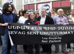 'Tetiği çeken o ellerle yan yana oturuyorum...'