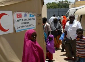 Türk doktorlar Somali'de şifa dağıtıyor