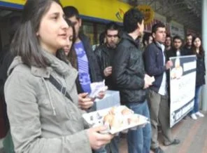 YÖK Başkanı'na yumurtalı protesto