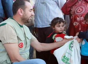 Yüzleri bağışlarla güldü