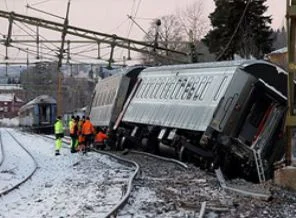 132 yolcu taşıyan tren raydan çıktı