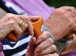 Bakamadığı yaşlılarını 'ihraç' ediyor