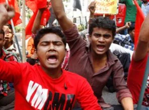 Bangladeşliler ölen işçiler için çatıştı