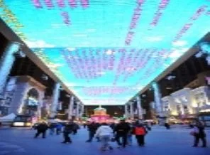 Çinlilerin, 250 metrelik LCD ekranın altında akşam sefası