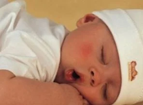 Doğduğu günden beri uyuyamıyor