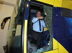 Fenerbahçe otobüsüne taşlı saldırı