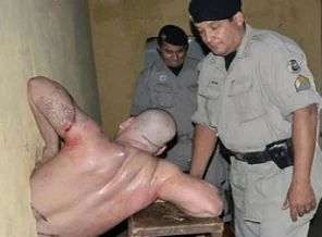 Firari mahkum kaçtığı delikte sıkıştı