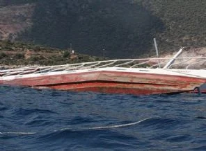 Gine'de yolcu gemisi battı