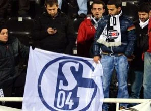 İnönü'de Schalke bayrağı