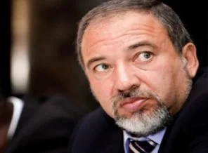 İsrail'in olay adamı istifa etti