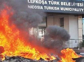 Kıbrıs'ta işçilerin maaş isyanı