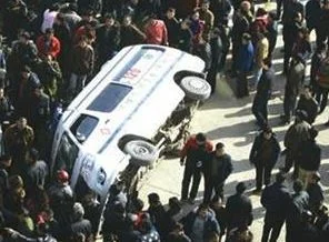Mahkemeye kızıp 23 öğrenciyi ezdi