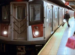 Metro bekleyen kişiyi raylara itti