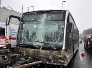 Metrobüs yoldan çıktı!
