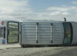 Minibüs takla attı: 2 yaralı