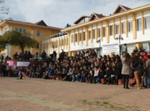 Öğrenciler binayı sardı, rektör mahsur kaldı