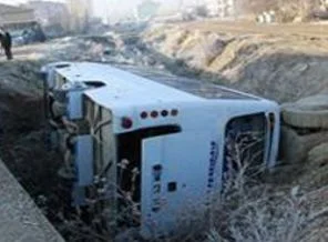 Servis dereye uçtu: 5 yaralı