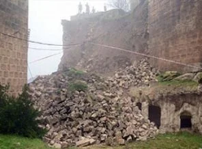 Tedbir alınmadı, tarihi köprü çöktü
